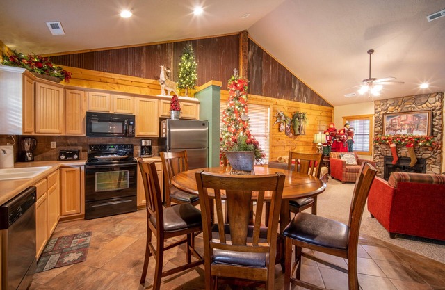 Walk-in Christmas Cabin - Just off of Hwy 76! Minutes from Shows!