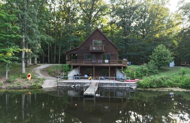 Walk Me Out in the “Morning Dew”. Secluded A-Frame Cabin on Pond with 3 decks