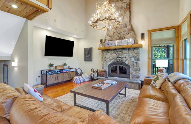 Walk on/Ski off @Stratton, hot tub, king beds, 2 living spaces, shuttle!