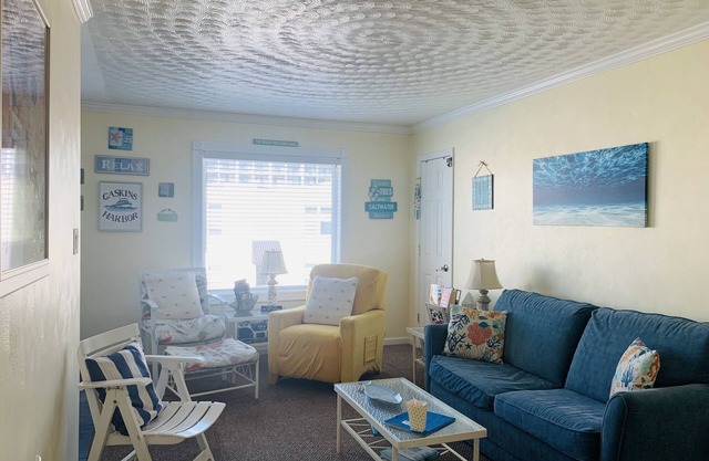 Walk to beach BEAUTIFUL 2BR 1BA condo