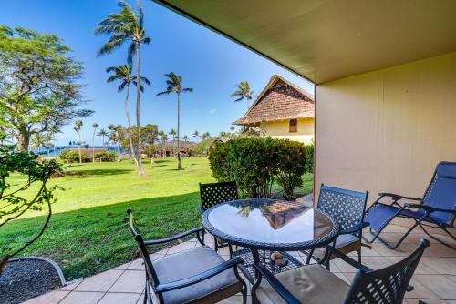Walk to Beach Ocean-View Maunaloa Studio