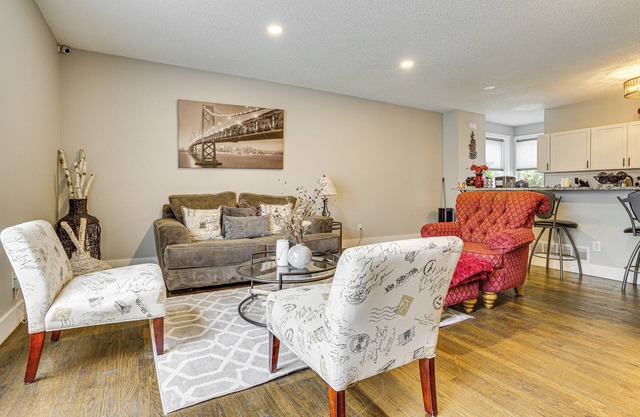 Walk to Bites & Whittier Park: Uptown Getaway!