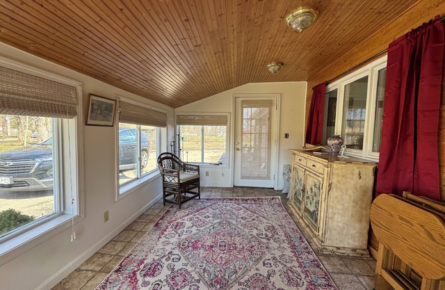 Walk to CHQ! Enjoyable 2-bedroom house in Mayville