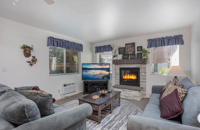 Walk to Downtown , 7 Guests , Pets , AC, No Stairs