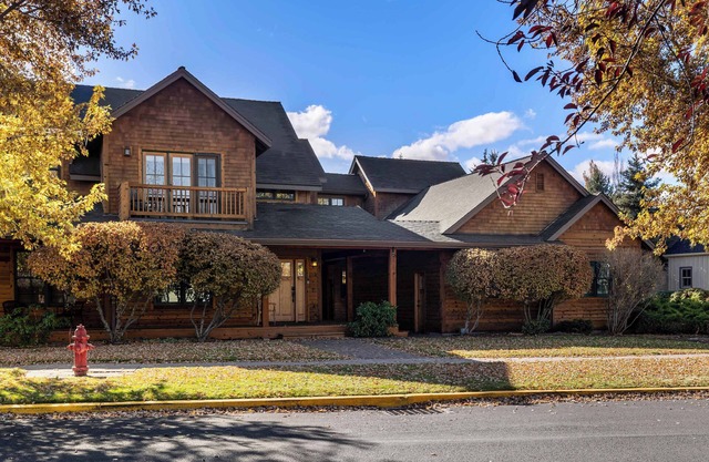 Walk to Downtown with Pool, Hot Tub + more access