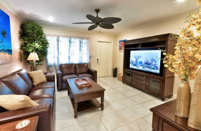 Walk to GAY Wilton Drive, Pool, 2 King Beds, Kitchen, Living Room, WiFi, #2124
