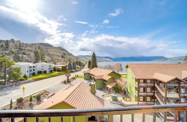 Walk to Lake Chelan: Top-level Waterfront Condo
