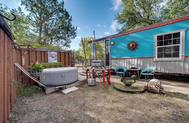 Walk to Lake Travis: Austin Tiny Home w/Hot Tub!