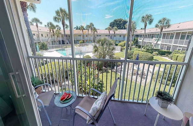 Walk to Lido Beach & Steps to St. Armand's Circle | Heated Pool and Spa | BBQ