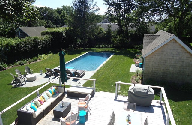 WALK TO MAIN STREET FROM HISTORIC BRIDGEHAMPTON COTTAGE