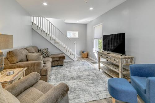 Walk to Main Street! Updated Norwich Home