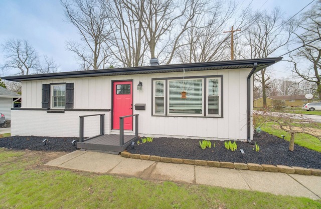 Walk to Marina: Home w/Hot Tub in Mentor!