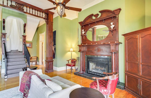 Walk to Parks & Cafes: Historic Jeanerette Home