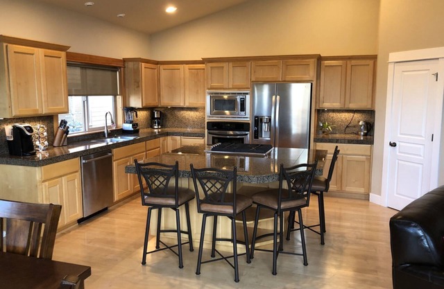 Walk to river, trails, pubs! Great house best location by hiking, biking, SUPing