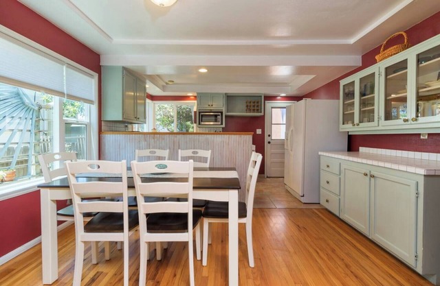 Walk to the beach! The Moonlight Beach Bungalow