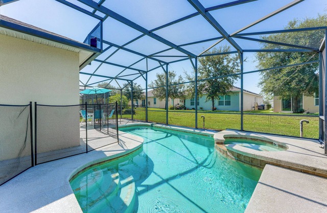 Walk to Tower Lake: Family Home in Gated Community