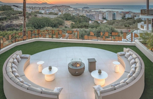 Walk to Town & Skyline Views by etouri