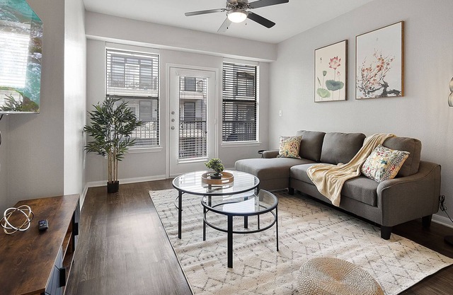 Walk to Trendy Shops in SoCo! Comfy Queen Bed, Gym