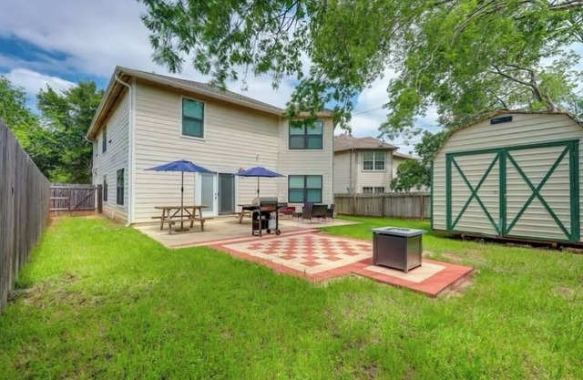 Walk to TX State-0.7 miles! 5 BR, 2 kings, Firepit