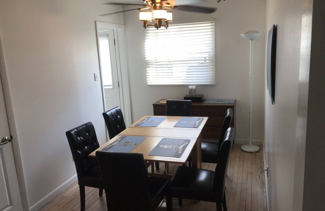 WALK TO U OF I CHAMPAIGN CAMPUS & STADIUM, SLEEPS 6,NEW MONTHLY RATE!