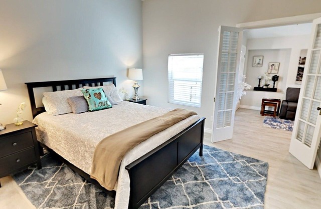 Walkable to Downtown, NEW Jacuzzi, Fire pit, Outdoor Kitchen w Built in BBQ (F)