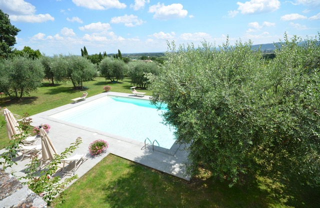 Walking distance to town of Lucignano - 8 pax, Wi-Fi, private garden and pool