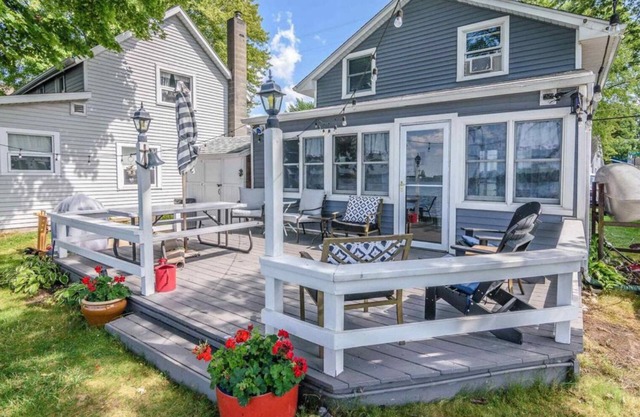 Wampler’s Lake Adorable 3-bedroom Lakefront Cottage 🏡🐟🛶☀️