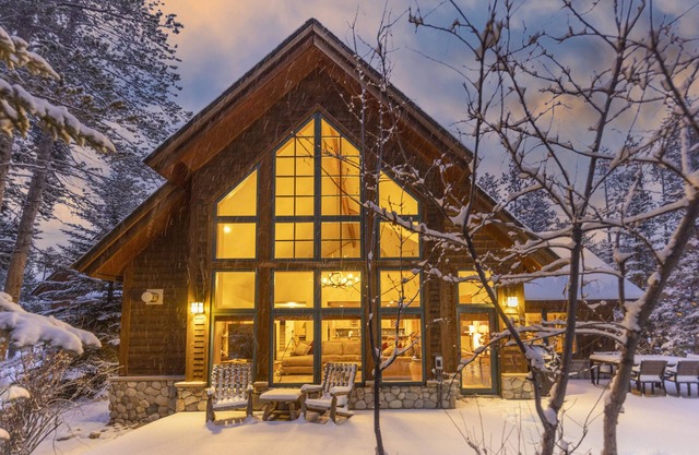 Warm, Spacious, and Elegant Breckenridge Home near golf course, hot tub, arcade machine, foosball