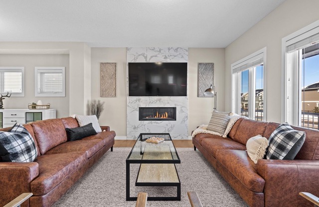 Warm & Welcoming. Fenced Yard, Patios & Cable