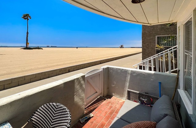 Warming single-level beachfront condo home with full kitchen & patio