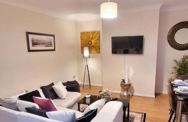 Warrington - House - Sleeps 10 - Parking - Garden