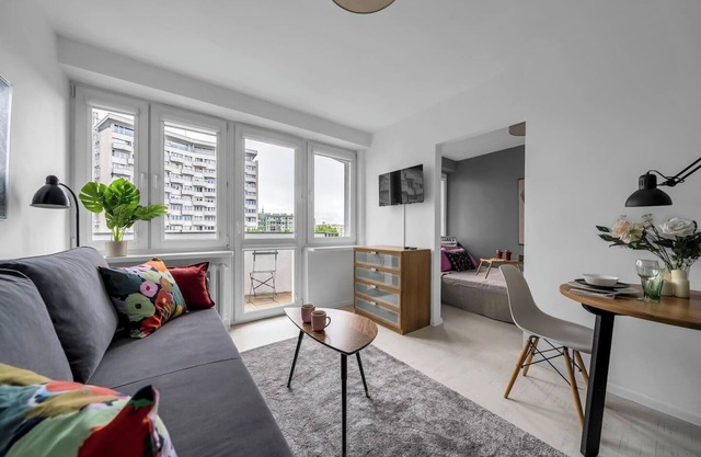 Warsaw Powiśle Apartment - 8th Floor with Balcony - by Rentujemy