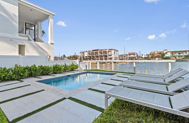 WATERFRONT BAY Home With Private Pool & Private Boat Dock! Luxury Townhouse!