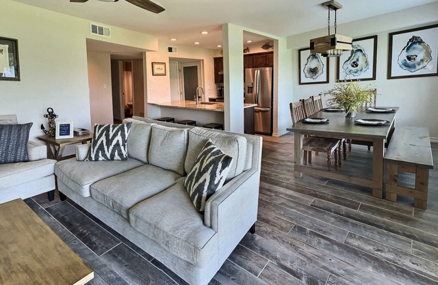 Waterfront Bayhouse condo on Canoe Lake. Three Pools. Boat slip. Tennis.