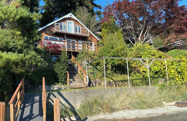 Waterfront Beach House-Apt. 1 Block from Kingston, Restaurants and Two Ferries