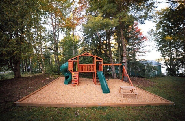 Waterfront Calming Nest Cottage on Halls Lake