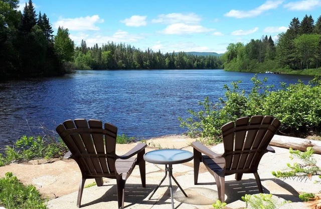 Waterfront Chalet with Spa - Le Pic-Bois