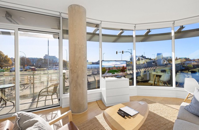 Waterfront Condo in the best location! Free Parking