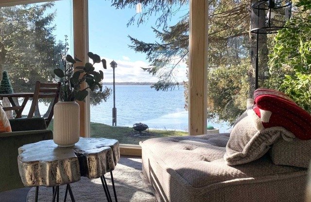 Waterfront Cottage at North Shore of Lake Scugog