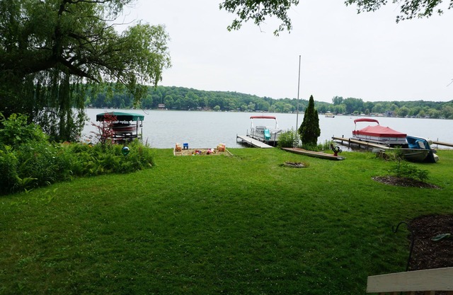 WATERFRONT COTTAGE IN IRISH HILLS