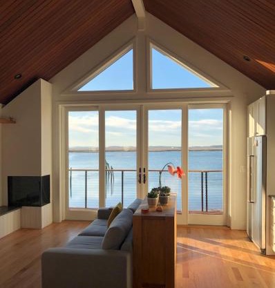 Waterfront Escape - Close to Airport & Downtown