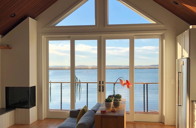Waterfront Escape - Spectacular Views, Only 5 Minutes from Boston Airport