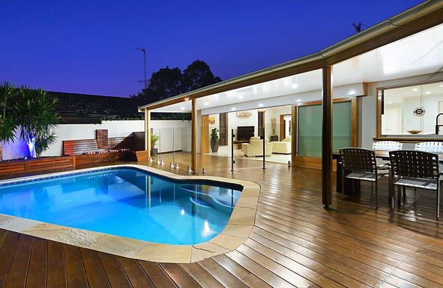 *WATERFRONT* FAMILY ENTERTAINER * IN BROADBEACH WATERS
