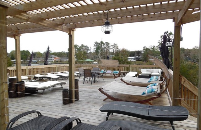 Waterfront - great fishing, peaceful & quiet, yet close to Tanger Outlets & OWA