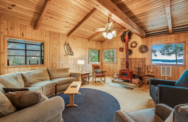 Waterfront home with private deck, WiFi, W/D & spectacular views