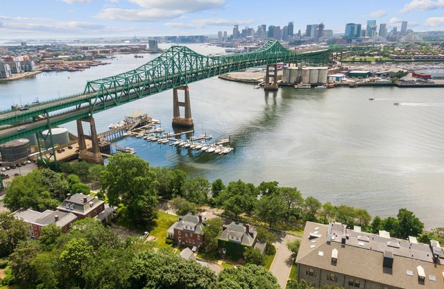 Waterfront House Minutes from the Boston Downtown, Airport, Encore Casino