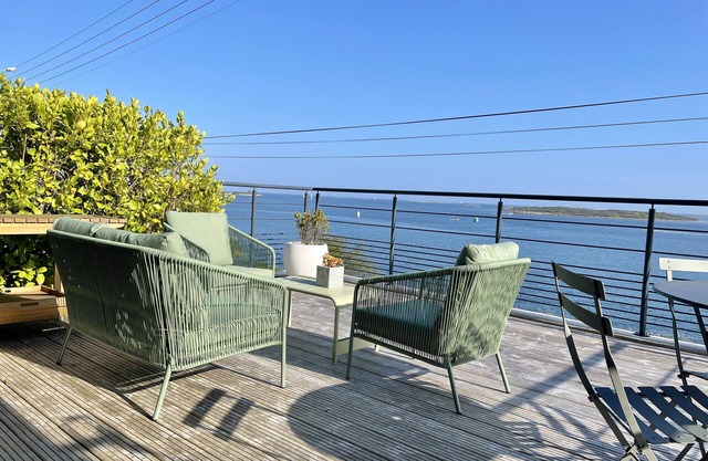 Waterfront house with large terrace on the port of Aber Wrach 4 pers