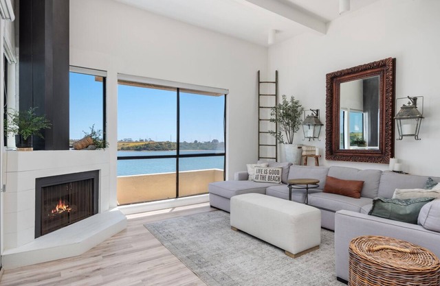 Waterfront Luxury Condo - Relaxing Escape