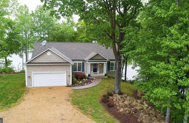 Waterfront Oasis! Ready to Make a Splash?