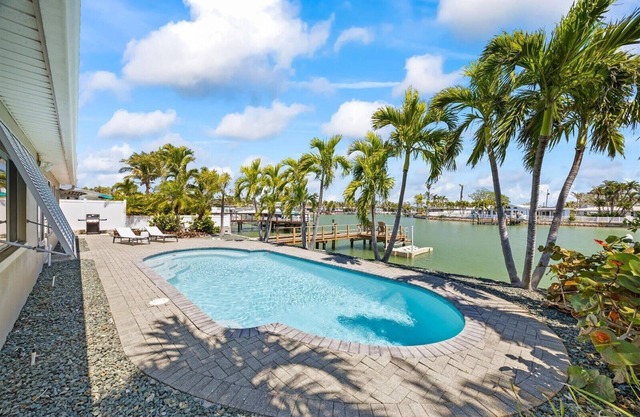 Waterfront Retreat 3 Bedroom 2 Bath Pool & Dock